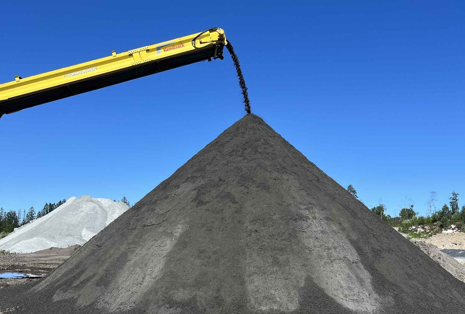 Produksjon av jord siktet i en høy haug. Foto.